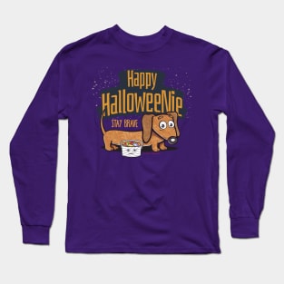 Funny scary Spooky Halloween Cute Doxie Dachshund Dog being Brave Halloweenie Doxy with Treats on a Spooky evening tee Long Sleeve T-Shirt